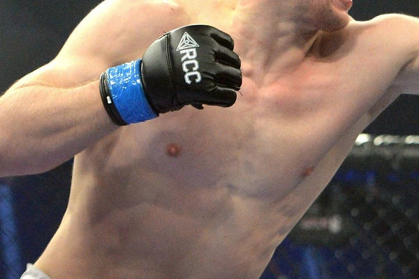 Боец MMA нокаутировал соперника ударом ногой в голову